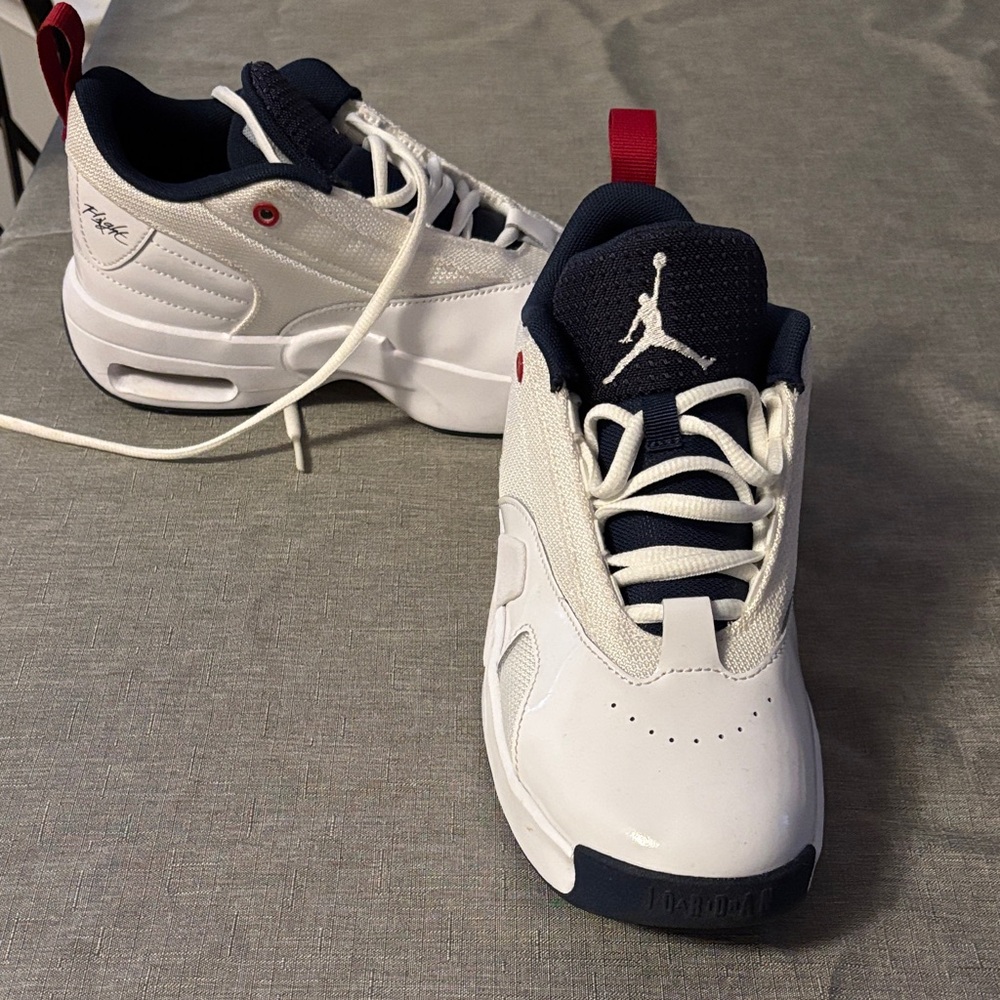 Nike Air Jordan White and Navy Sneakers max aura 6 (GS), youth 4, new with box